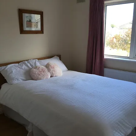 3 Bedroom House With Free Parking And Rear Garden