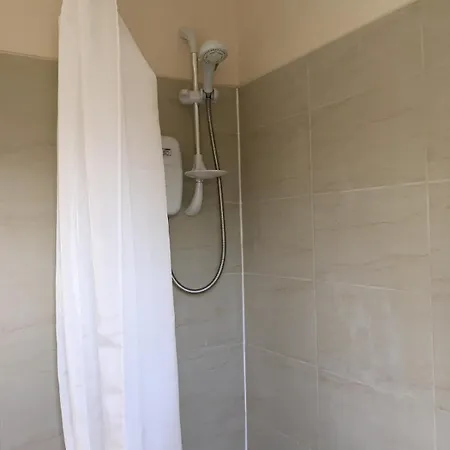 Dom wakacyjny 3 Bedroom House With Free Parking And Rear Garden *