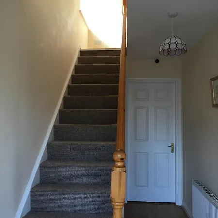3 Bedroom House With Free Parking And Rear Garden