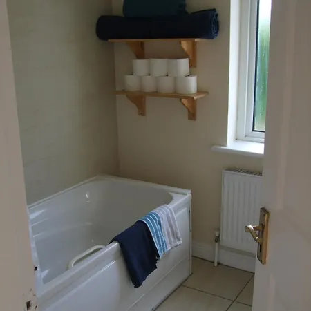 3 Bedroom House With Free Parking And Rear Garden Dom wakacyjny *
