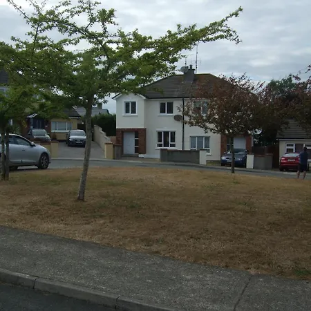 Dom wakacyjny 3 Bedroom House With Free Parking And Rear Garden *