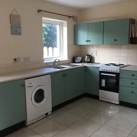 3 Bedroom House With Free Parking And Rear Garden *